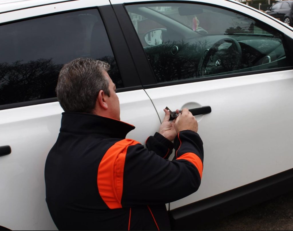 Срочное открытие дверей автомобиля в Минусинске