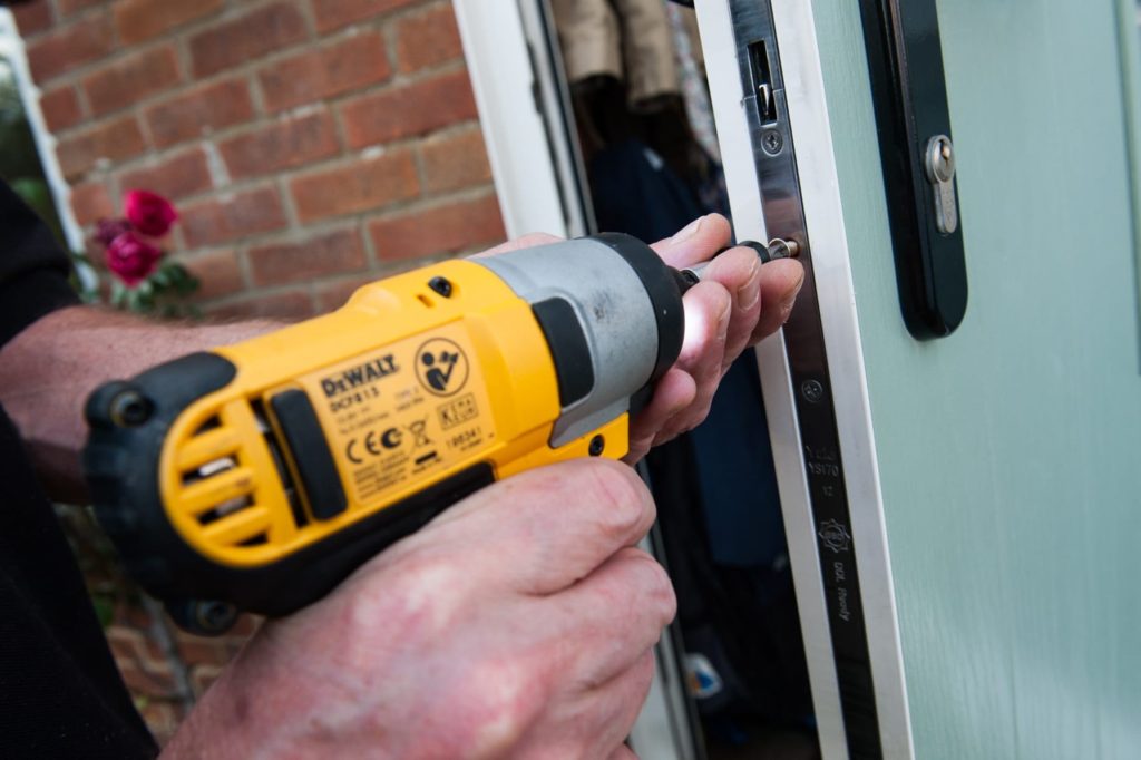 Установка замков входных дверей с выездом в Минусинске